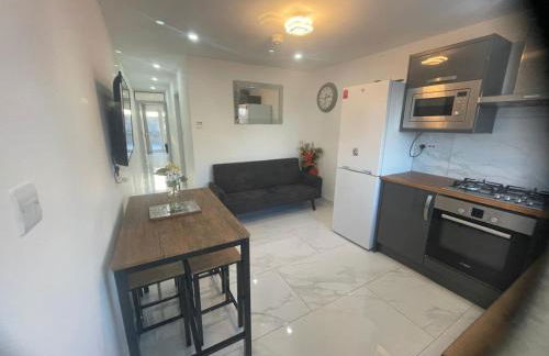 Newly built modern flat with free parking close to London Luton airport and L&D hospital - Photo 6