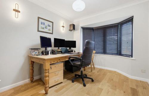 Four Bed House by Brookland Stays Serviced Accommodation Short Lets Brentwood with Free WiFi - Foto 13