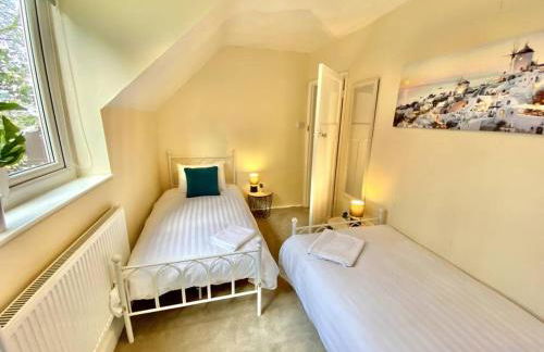 EasyRest - Spacious Detached House - 10 Beds - 5 Bedrooms - 4 Bathrooms - Secure Parking 5 Vehicles - Excellent Road Links - Perfect for Contractors & Large Groups - Foto 35