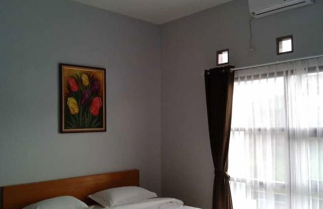 Villa Fahim 2 Puncak 4 Bedroom - Photo 2