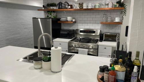 Stylish English Basement Perfect for Long Stays - Foto 2, toaster