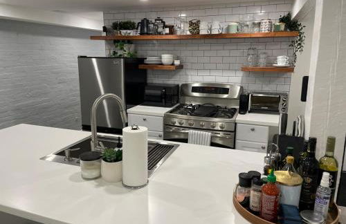 Stylish English Basement Perfect for Long Stays - Foto 2