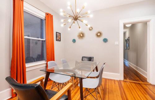 Mid-Century Marvel Steps from Restaurants Bars and Markets 3BR & 2BA - Foto 5