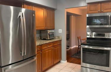 Charming 5 Bed with Spacious Yard with HotTub - Foto 12