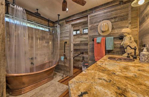 Horse Thief Inn Cabin Retreat with Deck and Hot Tub! - Foto 12