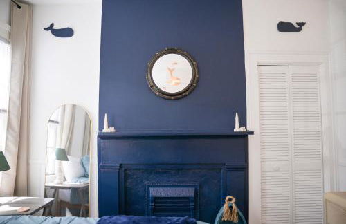 The Maiden Voyage - Themed Getaway, Steps to Forsyth, King Bed, Grill, Games, Picnic Basket - Foto 34