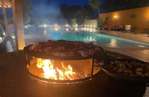 Villa Soleil Piscine Jacuzzi Pétanque Espace bbq billard et salons extérieurs - Foto 47