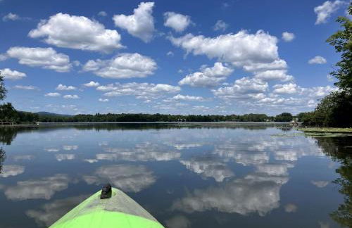 Charming Cabin with Serene Lake Views for a Family Getaway near Pittsfield, Massachusetts - Foto 14