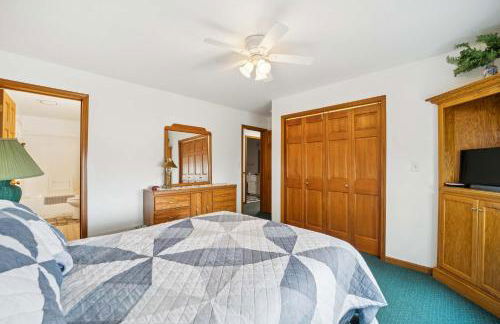 Spacious 4BR Lakefront Cottage - Perfect for Groups - Foto 29