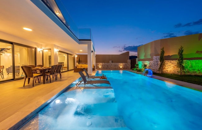 Luxury 4-bed Villa With Private Pool and Jacuzzi - Photo 26