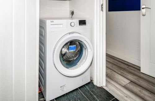 Sleek and Stylish 3 Bed in Greenock - Sleeps 8 - Photo 25