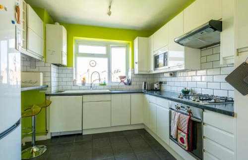 Cozy 4-Bed with Garden in Trendy Stoke Newington - Pass the Keys - Foto 2