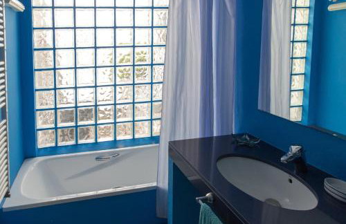 Stunning sea views over marina with swimming pool - Photo 16