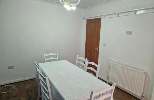 Family-Friendly Detached House Near Leeds and Bradford with Garden - Foto 18