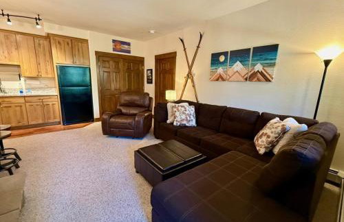 2 BR Basecamp Bliss at Kicking Horse Near Ski Hill - Foto 18