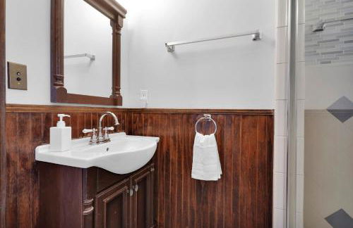 Hot tub- 80's Arcade- Pool table- Historic Downtown- 7 car parking - Foto 42