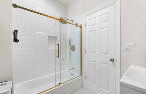 Holiday Home Brownstone City Stay 5BEDS, Private Dual Units - Foto 26