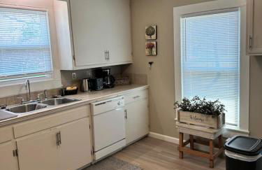 Charming 2 bed home - Close to Downtown Concord - Foto 21