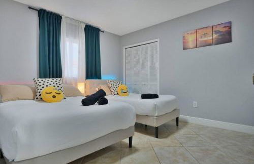 Escape GameRoom, BAR, BBQ, Spacious,KING Bed, All Luxury mattresses, Near Beach, 6 blocks away from Bars, Nite Clubs, Res, Shops - Photo 9