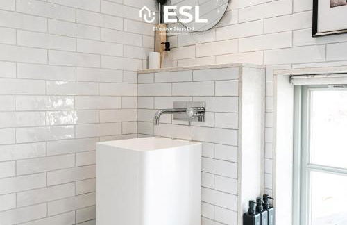 Charming Cottage 3-Bedrooms Sleeps 8 & Hot Tub - Photo 13