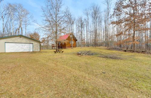 1 Mi to South Twin Lake Cabin with Deck in Trego! - Foto 29