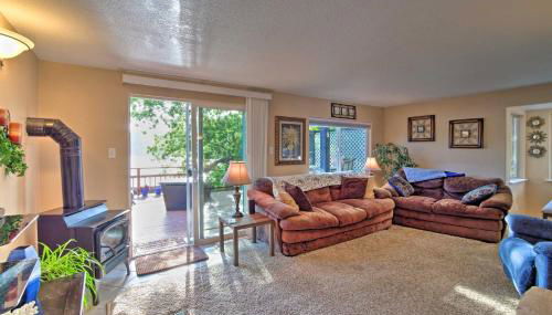 Waterfront North Bend Home 9 Miles into Town - Photo 4