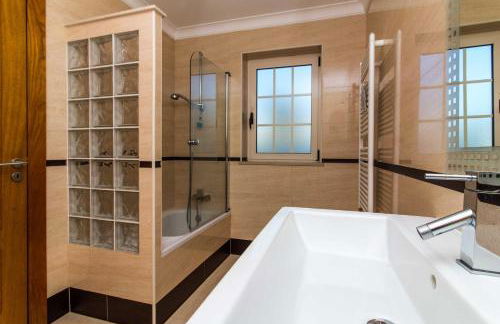 Luxury Villa with Private Pool, Gym & Leisure Room by Gale Beach LM25 - Foto 21