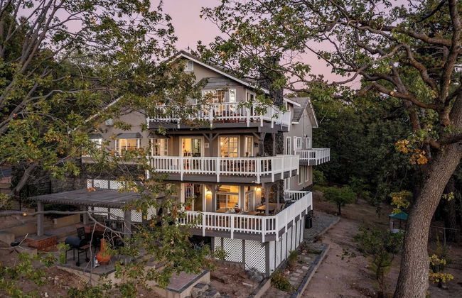 Views, Hot Tub, Firepit, Game Room, Playground Enchanted Forest by Avantstay - Foto 1