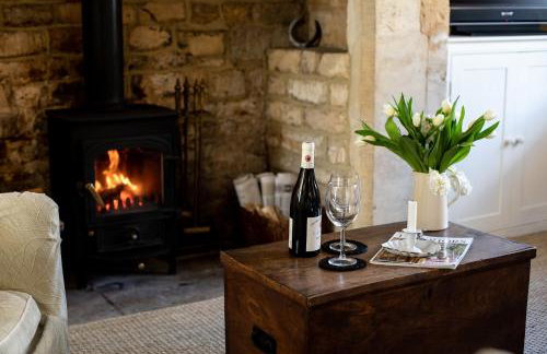 Gleneda Cottage - a renovated, traditional Cotswold cottage full of charm with fireplace and garden - Photo 12