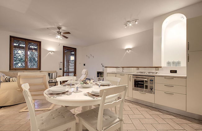 Lovely Flat With Shared Pool and Amazing Lake View - Photo 4