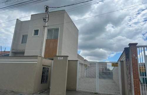 Casa com 2 Quartos, ar condicionado, cozinha e lavanderia completa, até 2 carros - Foto 2