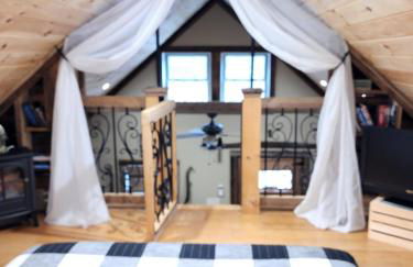 Couples Getaway Cabin with a Loft - Firepit - Creek - Foto 19