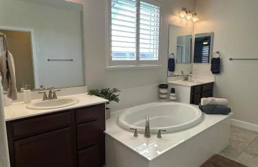 Amazing Lincoln Home with Pool and Hot Tub - Foto 13