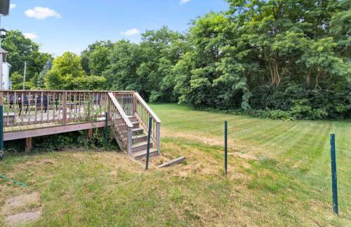 Quiet Suburban Home with Art Deco Flair - Foto 28