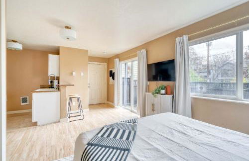 Stay Portland - John's Landing Haven - Studio Near OHSU - Photo 7