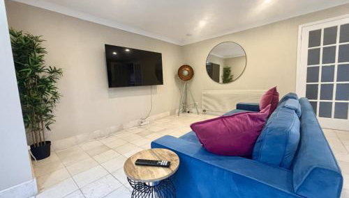 Private Five Bedroom Bungalow in Chertsey - Foto 4