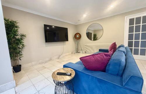 Private Five Bedroom Bungalow in Chertsey - Foto 4