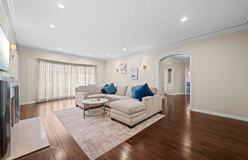 Spacious 5BR LA Villa with Pool Spa & Game Room - Foto 10