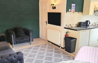 Magpie 1 Hot Tub HuntersMoon-Warminster-Bath-Wiltshire - Photo 11