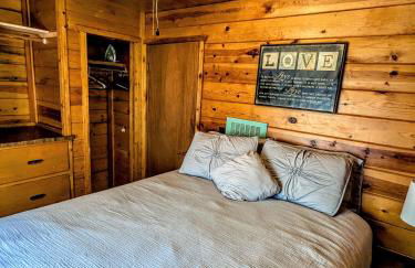 Charming Log Cabin in Tall Pines w Large Deck - Foto 21