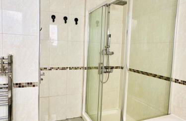 5 bedroom detached house sleeps 13 spacious Parking 5 mins driving to Bicester Village - Foto 62