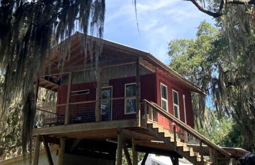 Tranquil Glamping near the Coast: Charming Rustic Cabin Rental in Midway, Georgia - Foto 1