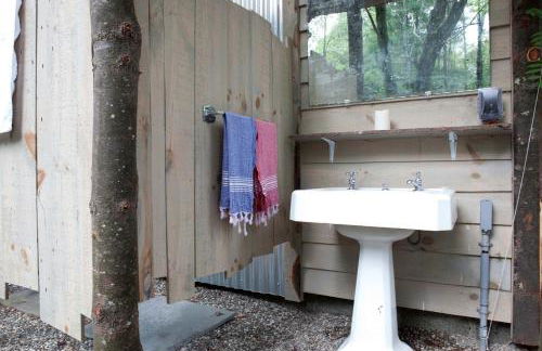 Gorgeous Fully Restored Caravan Nestled in the Trees Along Silver Lake for a Unique Vacation in Woodridge, New York - Foto 24