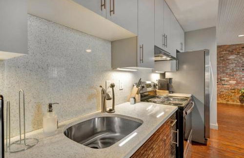 Ideal Spot Near 4th Street Live & Local Dining - Foto 25