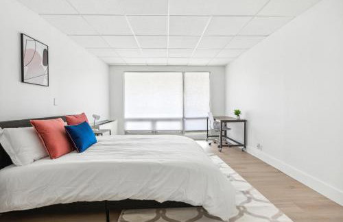 East 120 I Modern Refinished Apt Downtown I Gym - Foto 8