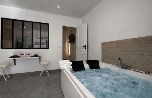 Le Sweet - By BEST KEYS - Suite Design avec Spa Privatif Balnéo - Centre-Ville - Lit Queen Size - Smart TV Netflix - Ambiance Romantique - WiFi Fibre - Check-in Autonome - Foto 11