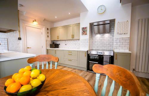 Spacious Victorian 4 Bed l Cocktail Bar Spa Bath Workspaces - Photo 3