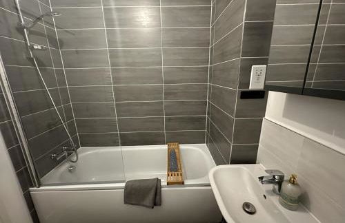 3 Bed Home for Contractors & Relocators with Parking, Garden & WiFi 5 mins walk to Town Centre & Train Station - Foto 17