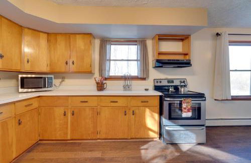 Peaceful Horseheads Hideaway with Deck and Yard! - Foto 12