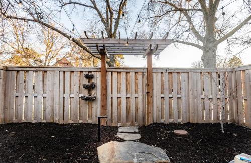 Family Retreat with Hot Tub, Game Room & Prime Location - Foto 65